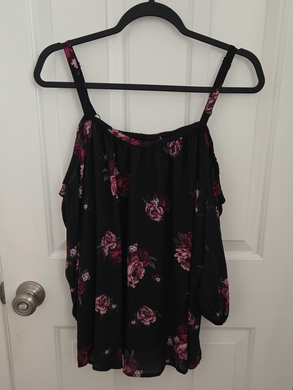 torrid size 0 Black Cold-Shoulder Floral Camisole with Burgundy Roses